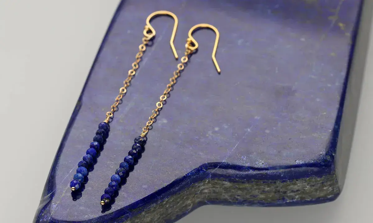 Eleganckie bigle angielskie z lapis lazuli, delikatnie zwisające na złotych łańcuszkach.