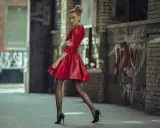 Jaki kolor rajstop do bordowej sukienki, aby wyglądać elegancko?