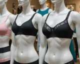 Manekiny prezentują biustonosze. Różowy i czarny, jeden z koronką. To jest bardotka co to za model?