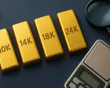 Sztabki złota 10K, 14K, 18K, 24K obok wagi i lupy. Zastanawiasz się, ile waży złoty łańcuszek?