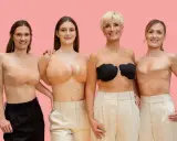 Cztery kobiety prezentują różne rodzaje taping biustu: cielisty, czarny i w paski.