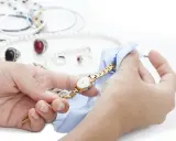 Skuteczne sposoby na to, czym wyczyścić sztuczną biżuterię bez ryzyka