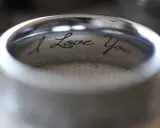 Obrączka z wygrawerowanym napisem "I Love You". Krótkie sentencje na grawer, jak ta, dodają biżuterii osobistego charakteru.