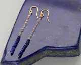 Eleganckie bigle angielskie z lapis lazuli, delikatnie zwisające na złotych łańcuszkach.