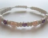 Bransoletka shamballa z perłami w kolorach pudrowego różu i fioletu, wykonana techniką makramy.