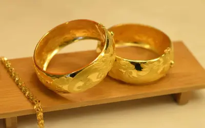 Dwa złote, bogato zdobione bransolety i łańcuszek. Jak odróżnić złoto od pozłacanego?