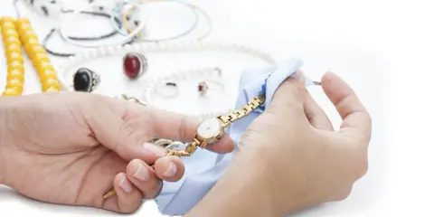 Skuteczne sposoby na to, czym wyczyścić sztuczną biżuterię bez ryzyka