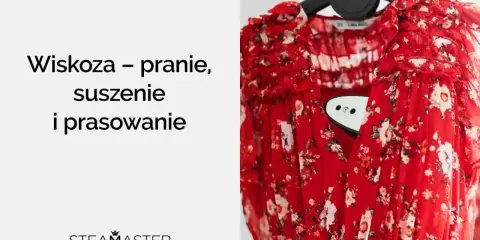 Czerwona sukienka w kwiaty, wiskoza – pranie, suszenie i prasowanie. Czy wiskoza się gniecie? Zobacz, jak łatwo ją odświeżyć.