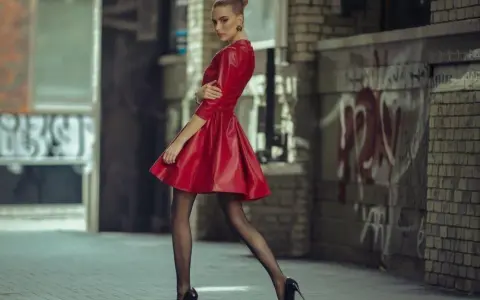 Jaki kolor rajstop do bordowej sukienki, aby wyglądać elegancko?