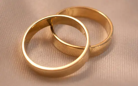Dwie złote obrączki, symbol miłości. Zastanawiasz się, ile waży złota obrączka?