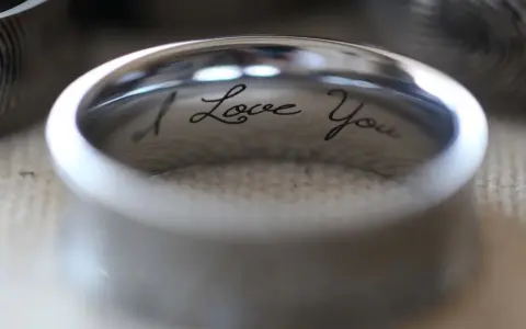 Obrączka z wygrawerowanym napisem "I Love You". Krótkie sentencje na grawer, jak ta, dodają biżuterii osobistego charakteru.