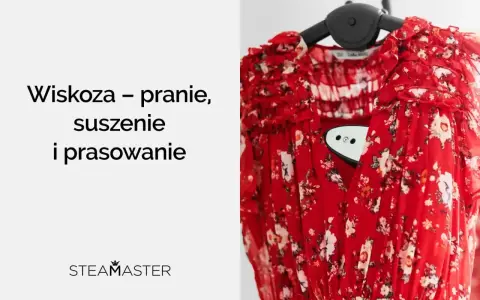 Czerwona sukienka w kwiaty, wiskoza – pranie, suszenie i prasowanie. Czy wiskoza się gniecie? Zobacz, jak łatwo ją odświeżyć.