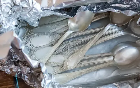 Sztućce w folii aluminiowej, gotowe do czyszczenia. Zobacz, jak wyczyścić srebro folią aluminiową, aby odzyskać blask.
