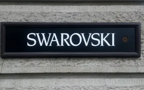Tablica z napisem SWAROVSKI na kamiennej ścianie. Skąd pochodzi ta marka? Z Austrii, gdzie zaczęła się jej historia.