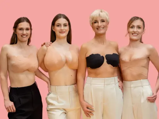 Cztery kobiety prezentują różne rodzaje taping biustu: cielisty, czarny i w paski.