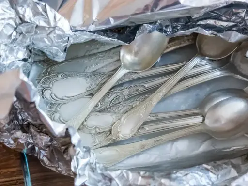 Stare, ozdobne sztućce ze srebra, gotowe do czyszczenia. Jak wyczyścić srebro? Folia aluminiowa i soda oczyszczona to domowe sposoby.