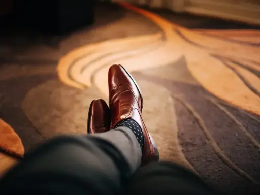 Jakie skarpetki wybrać do szarego garnituru i brązowych butów?