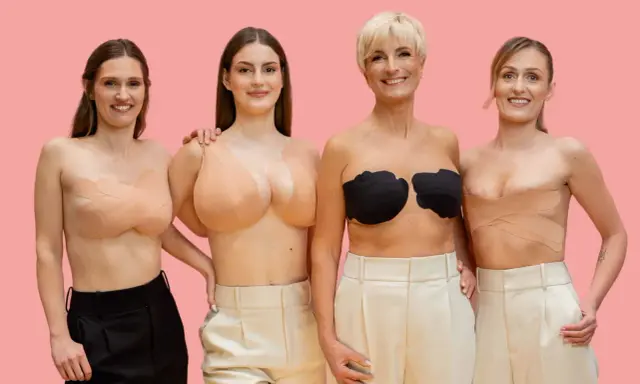 Cztery kobiety prezentują różne rodzaje taping biustu: cielisty, czarny i w paski.