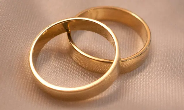 Dwie złote obrączki, symbol miłości. Zastanawiasz się, ile waży złota obrączka?
