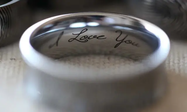 Obrączka z wygrawerowanym napisem "I Love You". Krótkie sentencje na grawer, jak ta, dodają biżuterii osobistego charakteru.