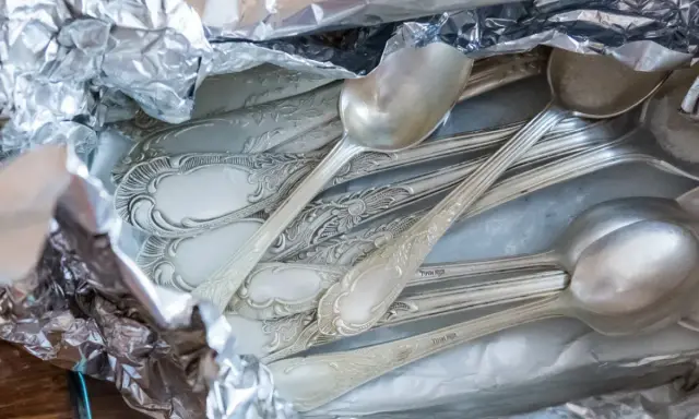 Sztućce w folii aluminiowej, gotowe do czyszczenia. Zobacz, jak wyczyścić srebro folią aluminiową, aby odzyskać blask.