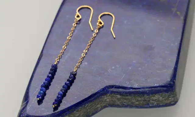Eleganckie bigle angielskie z lapis lazuli, delikatnie zwisające na złotych łańcuszkach.