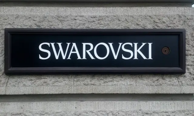 Tablica z napisem SWAROVSKI na kamiennej ścianie. Skąd pochodzi ta marka? Z Austrii, gdzie zaczęła się jej historia.