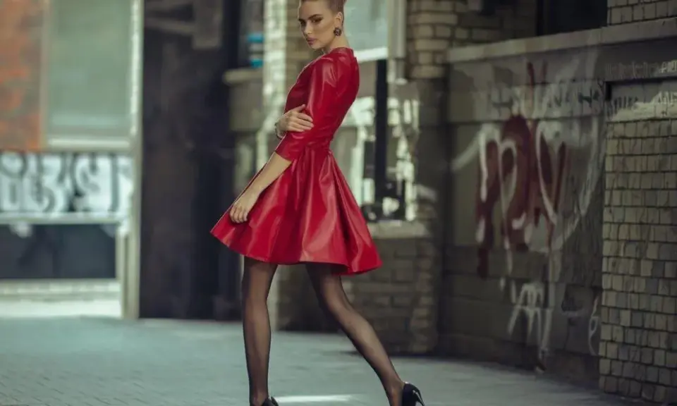 Jaki kolor rajstop do bordowej sukienki, aby wyglądać elegancko?