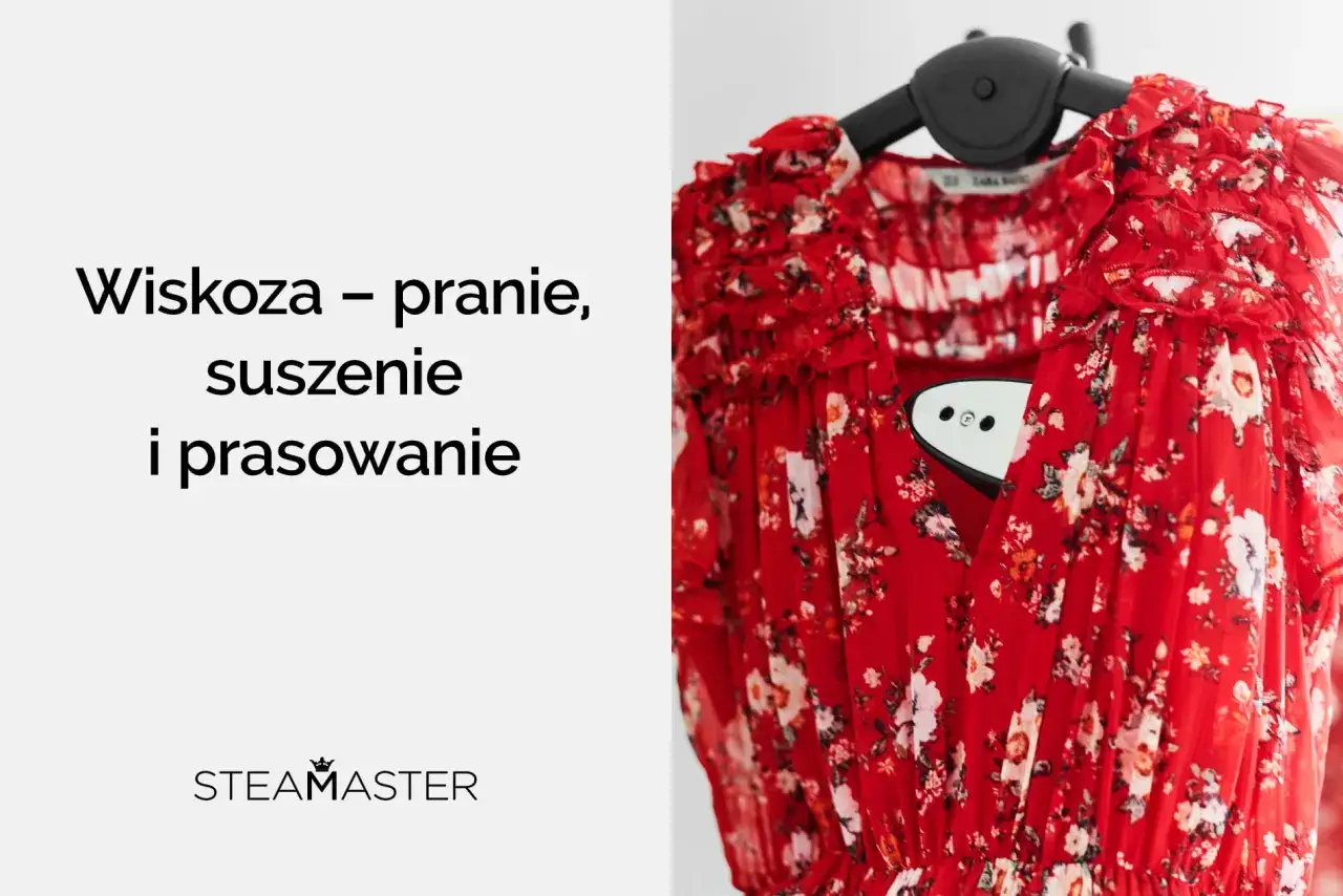 Czerwona sukienka z kwiatowym wzorem, na wieszaku, z parownicą. Czy wiskoza się gniecie? Pranie, suszenie i prasowanie.