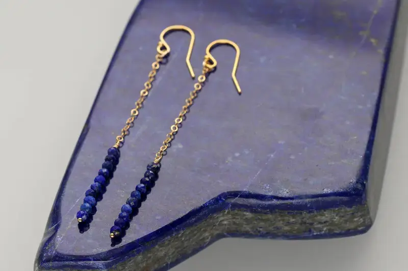 Eleganckie bigle angielskie z lapis lazuli, delikatnie zwisające na złotych łańcuszkach.